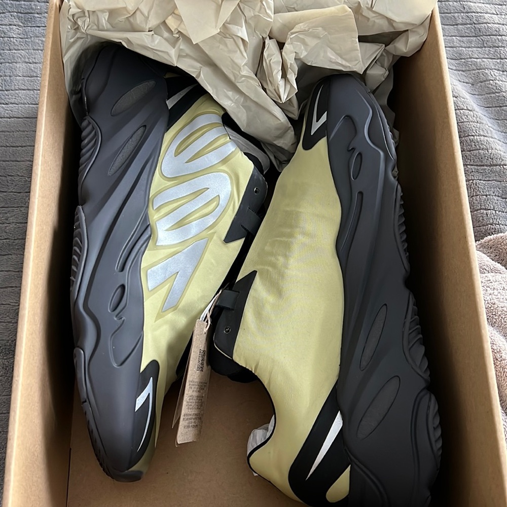 Yeezy 700 boost never worn